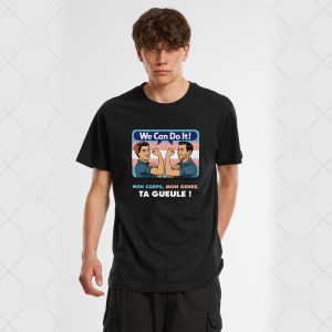 Un jeune homme porte un tee-shirt noir sur le thème de l'homosexualité, avec des personnages de bande dessinée qui fléchissent les bras et les textes We Can Do It ! en haut et Mon corps, mon genre, ta gueule ! en bas.