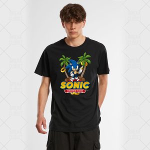 Un jeune homme portant un T-shirt noir à l'effigie de Sonic le hérisson tenant une bague en or, debout entre deux palmiers, avec le texte coloré Sonic Cocoaing Island en dessous - célébrant la fierté et la communauté LGBTQIA+.
