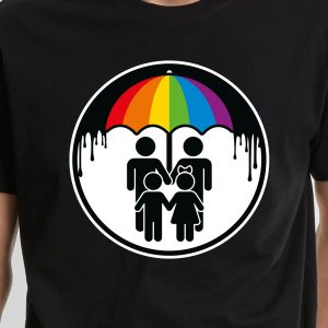 Une chemise noire présente un graphique circulaire représentant deux adultes et deux enfants sous un parapluie arc-en-ciel aux bords fondants, symbolisant la protection et l'unité au sein de la communauté LGBTQIA+.