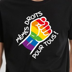 Une personne portant une chemise noire avec un poing levé aux couleurs de l'arc-en-ciel et le texte français "Mêmes droits pour tous !" montre son soutien aux droits des personnes LGBTQIA+ et à l'égalité de traitement pour tous.