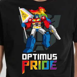 Optimus Prime tient un drapeau de la fierté avec les couleurs de l'arc-en-ciel et un triangle jaune ; le texte "Optimus Pride" apparaît en dessous en caractères gras et arc-en-ciel. Célébrez la fierté queer et LGBT sur un T-shirt noir remarquable.