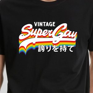 Un t-shirt noir portant l'inscription VINTAGE Super Gay dans un texte rétro aux couleurs de l'arc-en-ciel avec des caractères japonais en dessous - une déclaration audacieuse de fierté LGBTQIA+.
