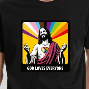 Illustration de Jésus avec un cœur arc-en-ciel sur la poitrine et un arc-en-ciel en rafale derrière lui, célébrant la fierté LGBTQIA+. Le texte ci-dessous indique "GOD LOVES EVERYONE" (Dieu aime tout le monde). Les bras de Jésus sont levés dans un geste de bienvenue.