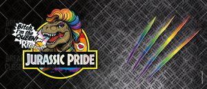 Un T. rex féroce, aux cheveux et au maquillage arc-en-ciel, déclare : "Salope, je suis la reine !" au-dessus d'un logo "Jurassic Pride" (fierté jurassique). Des griffes arc-en-ciel sillonnent un arrière-plan métallique et texturé, célébrant la fierté LGBTQIA+.